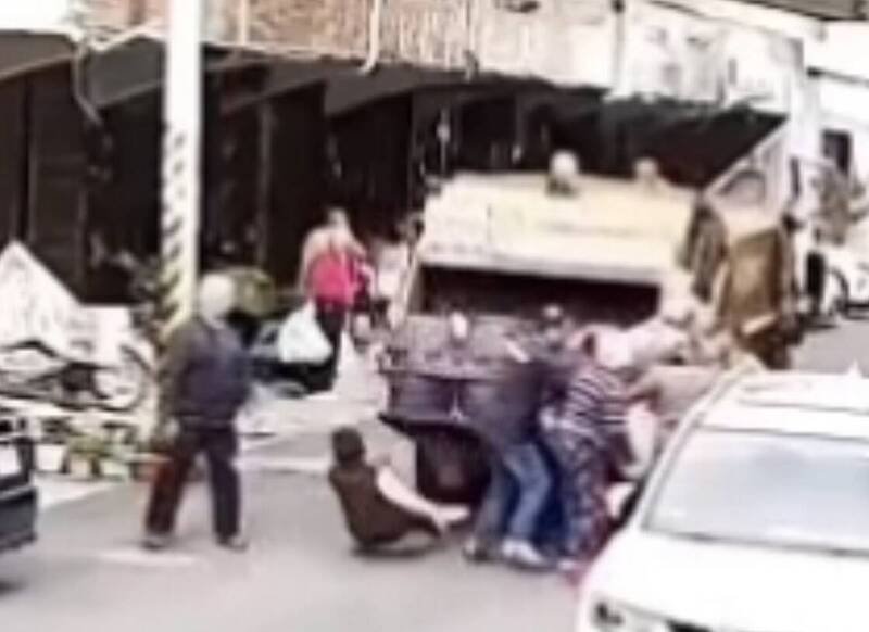 新竹县竹东镇清洁队23日晚间执行清运，群众正上前丢垃圾包时，后尾斗突然脱落，1名妇人吓到当场往后跌倒送医。（撷取自「记者爆料网」脸书社群）