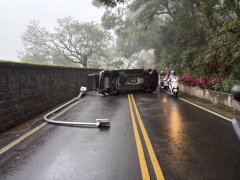 滑手机、恍神?北投小坪顶联外道车祸翻车 撞断路灯杆