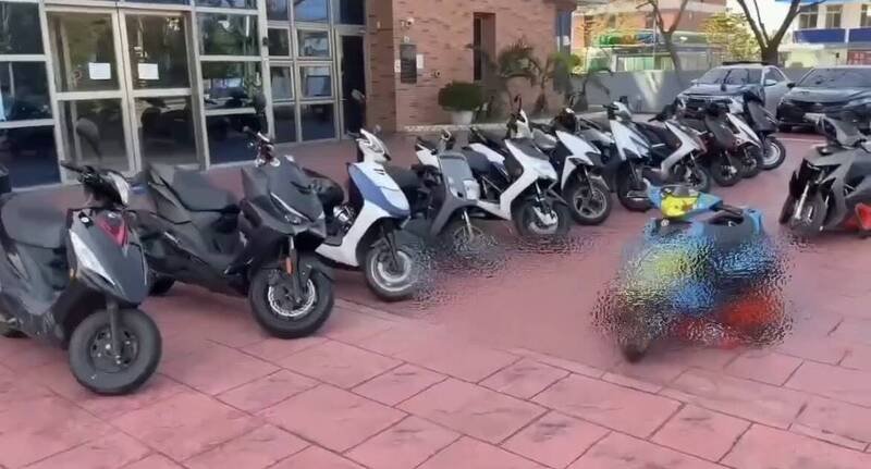 新竹检警跨县市查扣到10辆涉嫌深夜飙车的改装竞速机车。（新湖警分局提供）