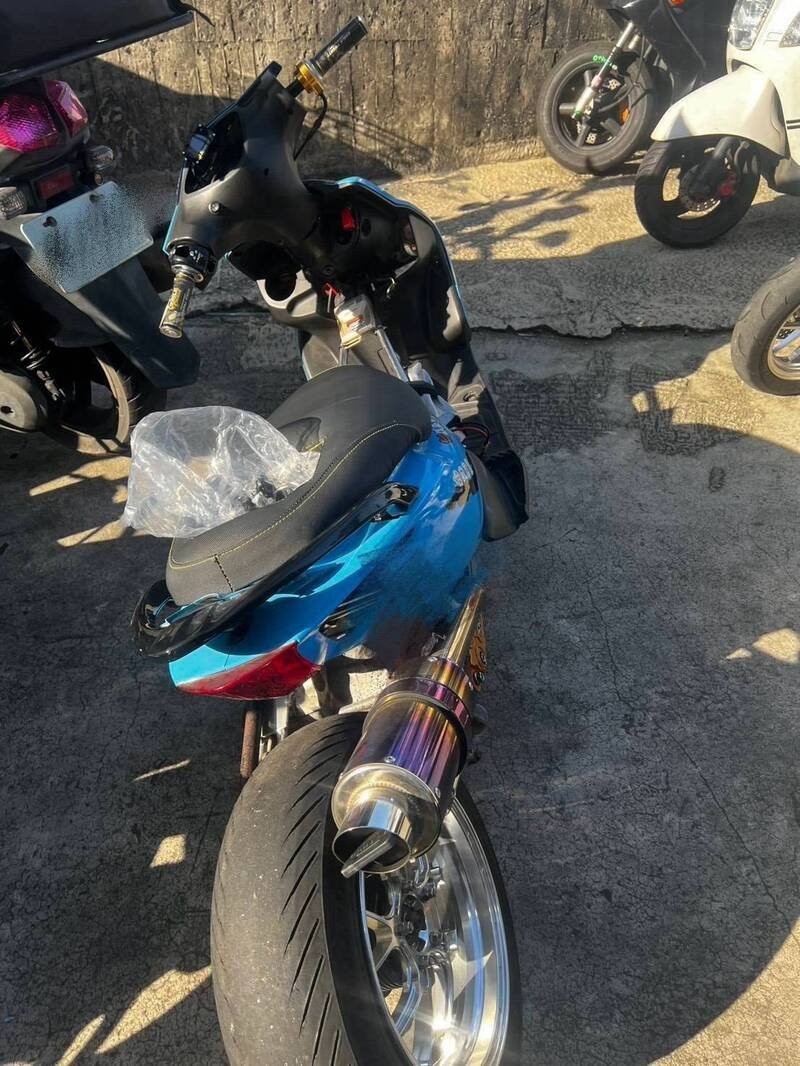 警方查扣10辆改装竞速机车。（新湖警分局提供）