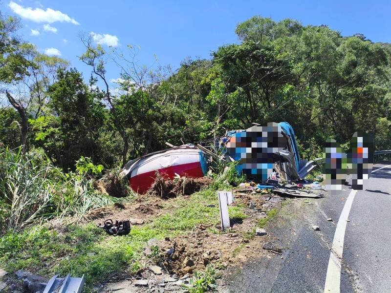 水泥预拌车冲入边坡。（记者徐圣伦翻摄）