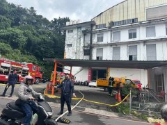 基隆歇业食品厂惊传氨气外泄 警消疏散人群戒护中