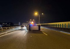 驾车行经台74线疑为闪避左车翻车 幸仅轻伤