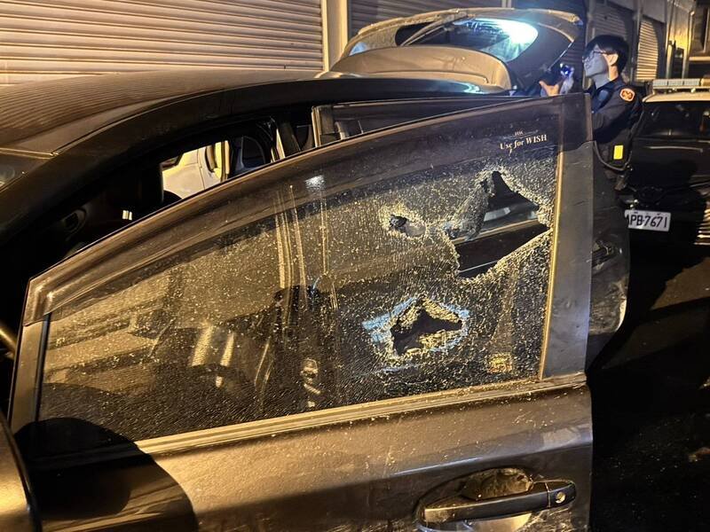 花莲县吉安乡一辆未悬挂车牌的黑色小轿车拒绝警方拦查，并冲撞前后包夹的警车意图脱困，员警见状朝车轮胎开枪示警并用警棍击破车窗逮人。（民众提供）