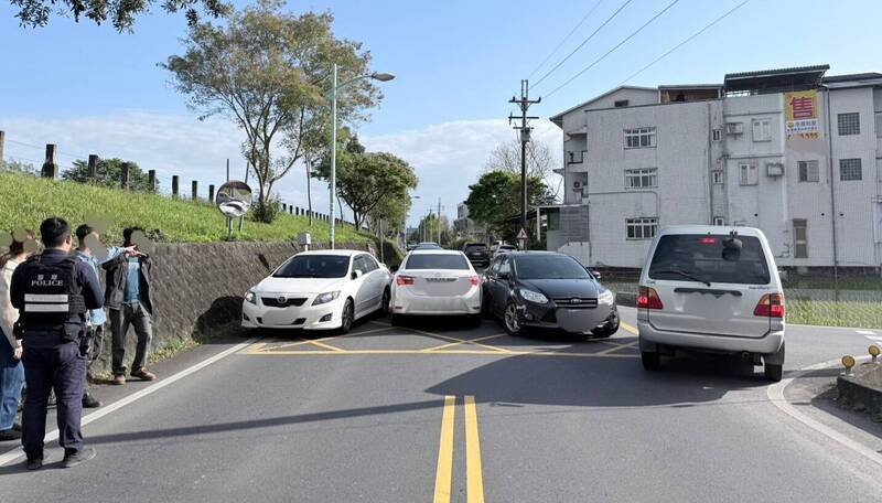 事故发生后一度影响通行。（警方提供）