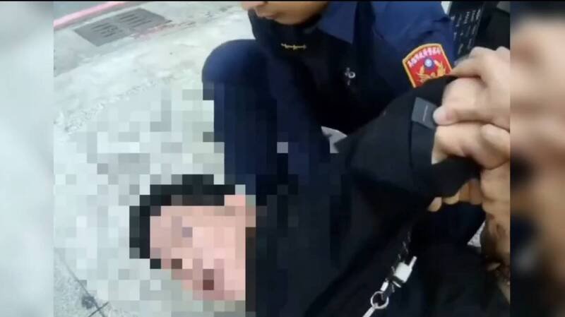 酒醉男闹事失控便溺拉警衣领，先管束再被依妨害公务被送办。（民众提供）