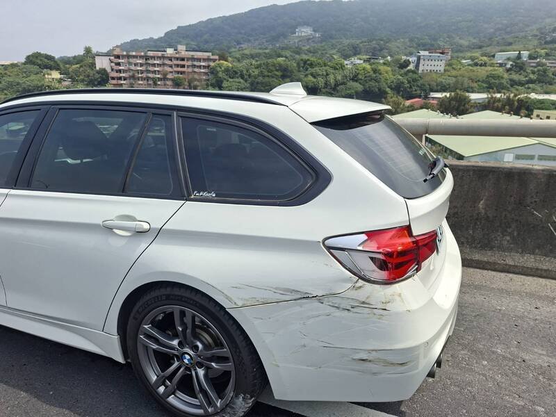 轿车右后方被撞击。（记者徐圣伦翻摄）