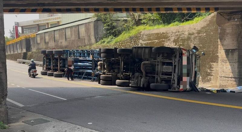 李姓男子驾驶货柜车疑未注意高度，猛撞杨梅涵洞翻覆。（记者李容萍翻摄）
