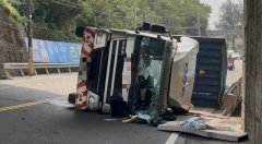 桃园货柜车疑未注意高度  猛撞涵洞后翻覆「倒地不起」