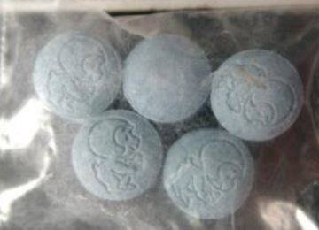 刘姓男子明知「喵喵」为列管第三级毒品，仍为牟利透过网路贩售毒品咖啡包，并与买家约定面交；未料，警方乔装成买家交易，当场人赃俱获。（示意图）