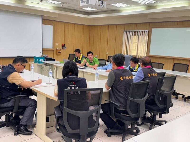 台中地检署今天启动「查缉民生犯罪联系平台」，前往肥料厂实地查察，并与业者座谈。（中检提供）