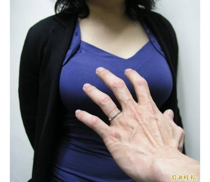 陈姓加油站男员工服务女客户洗车时伸出咸猪手，被判拘40天。示意照。（资料照）