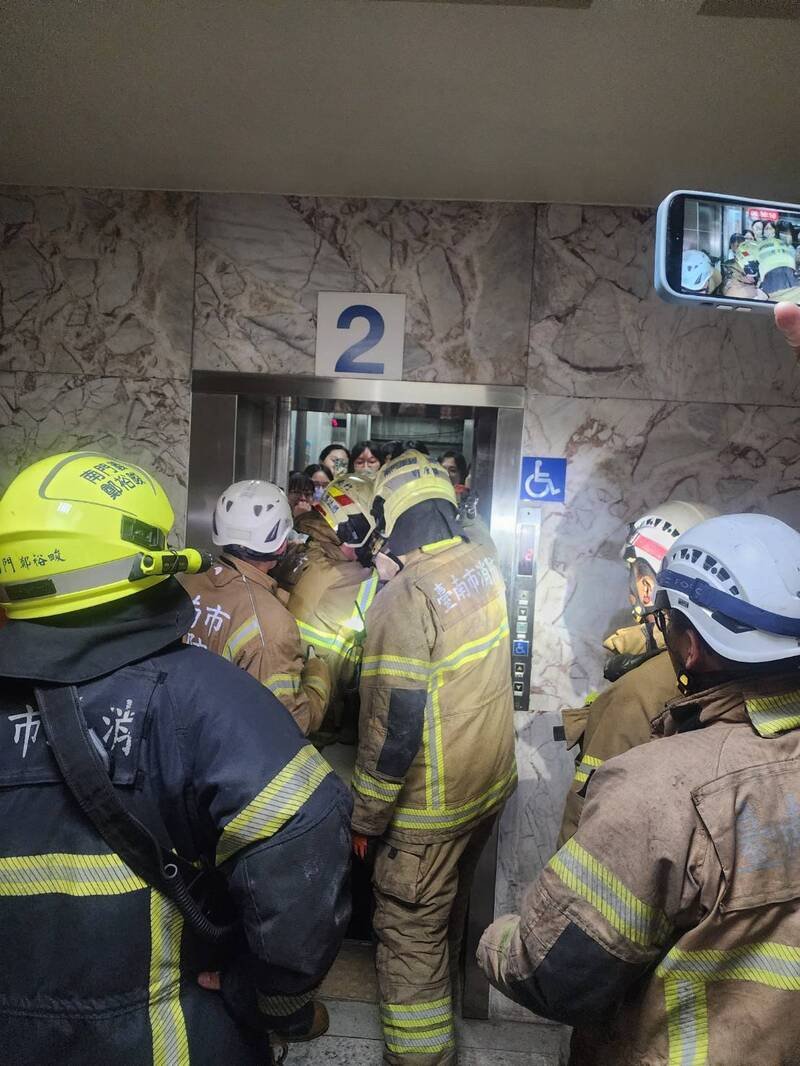 台南大学10日晚间电梯故障，7名学生受困2楼。消防局急派9名警消驰援，以专用钥匙迅速开门，7人平安脱困，无人伤亡。（民众提供）