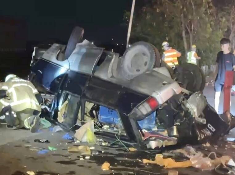 厢型车被追撞后当场翻覆，方姓驾驶伤重不治。（民众提供）