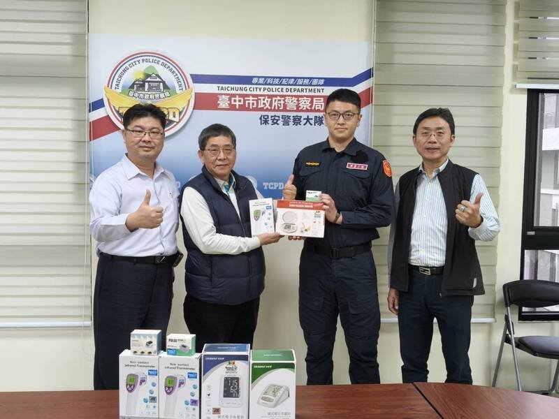 张姓商人（左二）已送出血压机、额温机与血氧机各105台，几乎遍及原台中市区所有派出所。（民众提供）