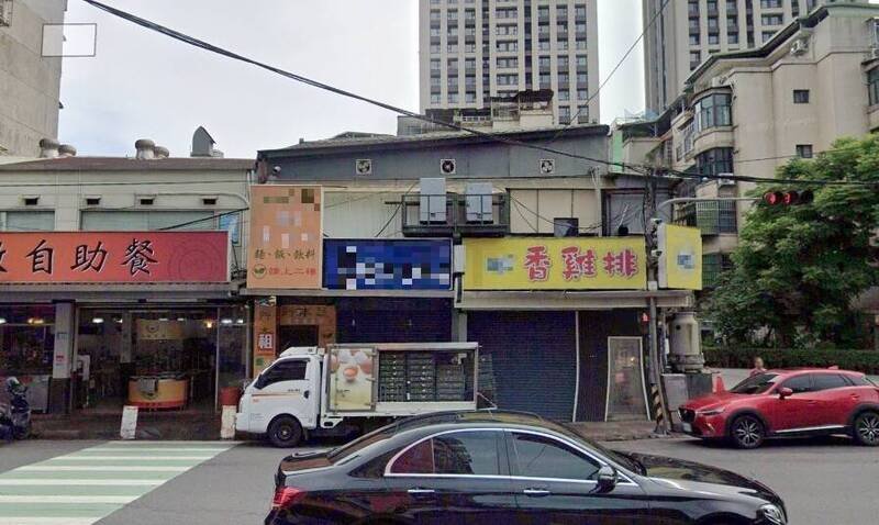 土城警方二度查获藏身二楼、暗中经营赌场的棋牌社，公安小组稽查后认定重大违规优先拆除，拆光30坪的违章铁皮屋。（记者吴仁捷翻摄）