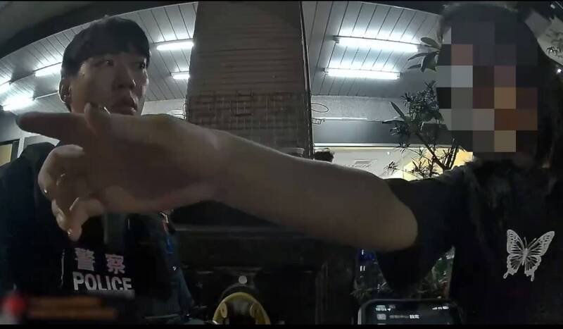 高雄轮椅男拒助爆口角，许男（右）助人反被骂报警处理。（民众提供）