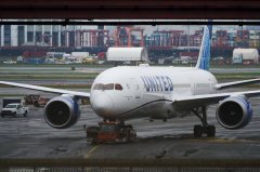 惊!联合航空客机引擎起火 紧急返降洛杉矶疏散