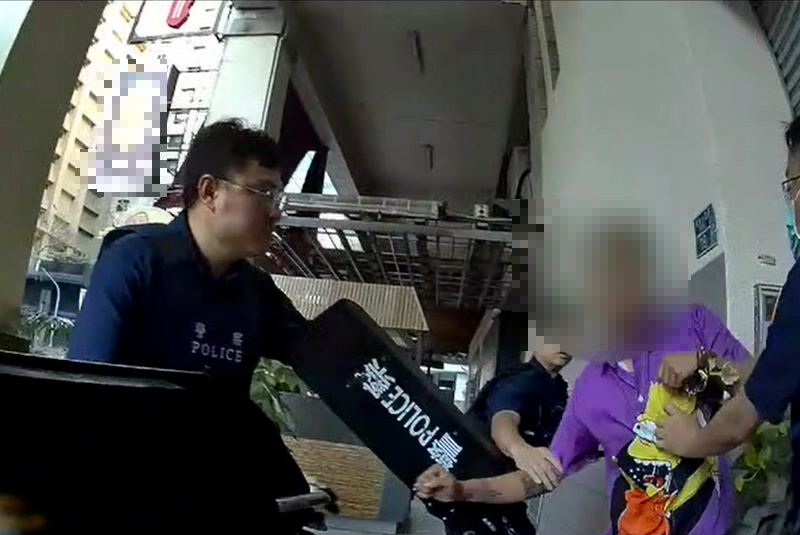 警员戴防暴臂盾挥下男子手中水果刀，压制强制送医。（民众提供