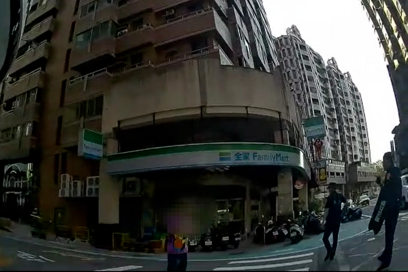 员警喝令男子放下手中的水果刀。（民众提供）