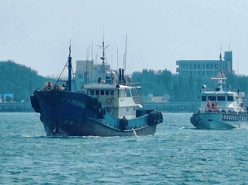 中国闽龙渔63888号非法越界，澎湖海巡队带回马公队部。（民众提供）