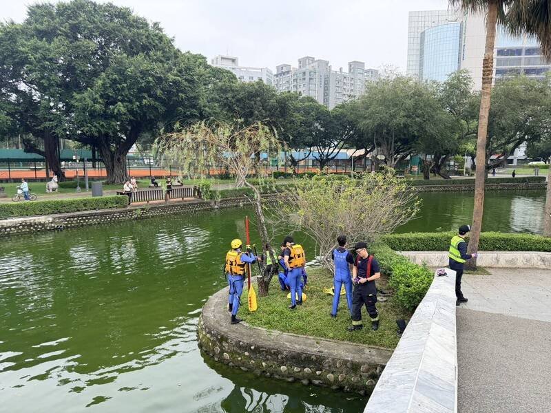 台中公园日月湖惊见女浮尸，警消赶往打捞。（民众提供）