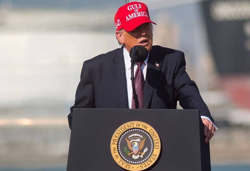 川普28日证实，对伊朗展开大规模作战行动。（彭博）