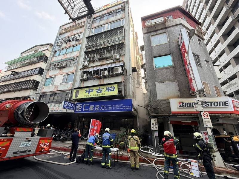 台北市中山区新生北路2段上1处压克力店，今日上午8时59分发生火警。（记者郑景议翻摄）