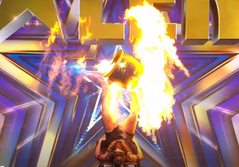 台湾特技表演者杨立微登上《英国达人秀》，献上一套高难度火焰杂耍秀。（图翻摄自脸书粉专：杨立微 Liwei）