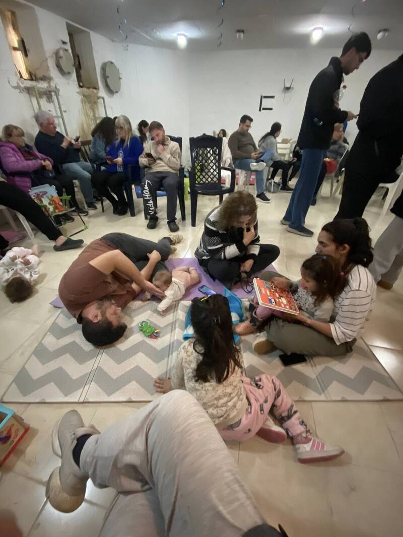 以色列台湾民众「洛杉矶犹太小街志」经常分享战时避难日常。（洛杉矶犹太小街志/脸书授权提供）