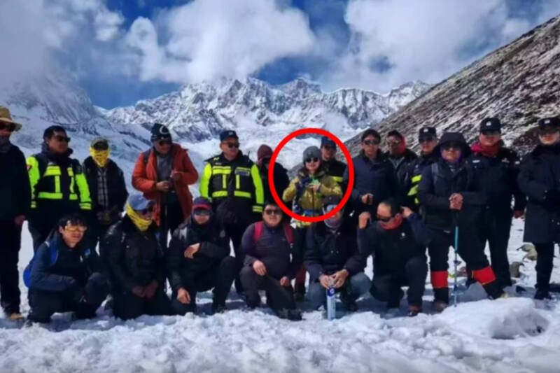 中国一名女子在西藏登山过程中失联，利用牛粪与卫生棉保暖，得以在严寒天气中奇迹生还。（撷取自微博）