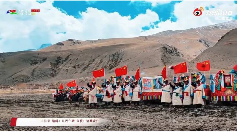 藏人穿白衣参加春耕仪式,拖拉机上挂著中国国家主席习近平肖像,有如汉人出殡的场景。(取自萨格尔扎西SakarTashi X) 藏人穿白衣参加春耕仪式,拖拉机上挂著中国国家主席习近平肖像,有如汉人出殡的场景。(取自萨格尔扎西SakarTashi X)