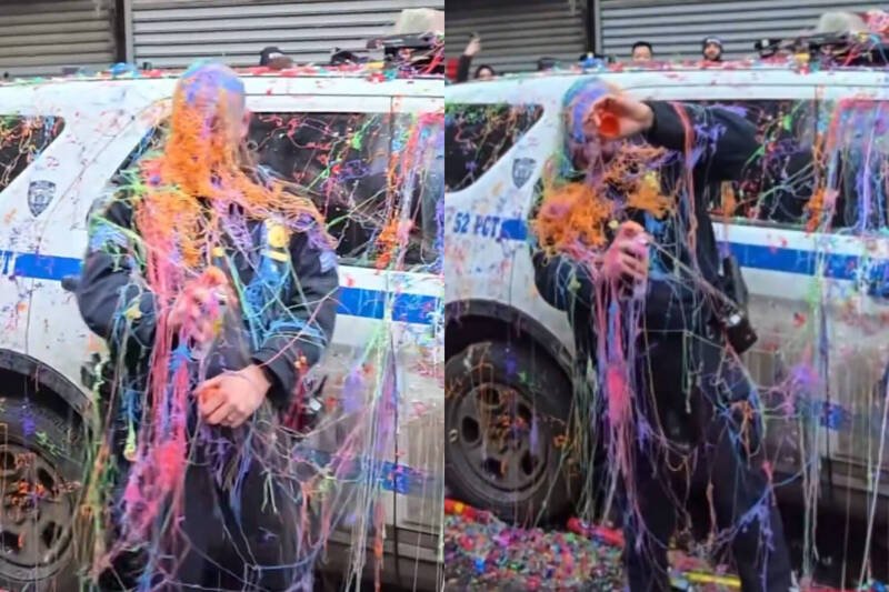 美国警察在纽约唐人街被庆祝春节的民众喷得满身彩带。（本报合成，撷取自X）