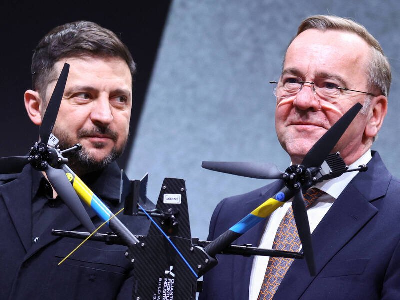 德国国会25日首度支持为联邦国防军配备攻击型无人机，批准与2家国防新创公司签署合约。图为德国国防部长佩斯托瑞斯（右）与乌克兰总统泽伦斯基（左）。（路透档案照）