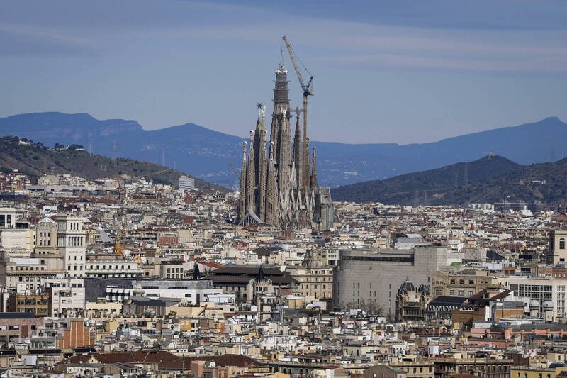 圣家堂耶稣基督塔上的十字架上臂安装完成后，教堂高度达到172.5公尺。（欧新社）