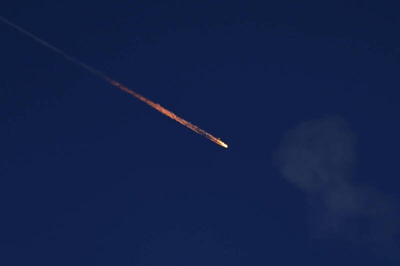 图为去年以色列与伊朗12日战争期间，「铁穹」防空系统拦截来自伊朗的飞弹。（路透档案照）