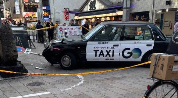 日本大阪难波站今（11日）附近发生计程车冲上人行道致2行人受伤的事故。（图撷取自@wand530544社群平台「X」）