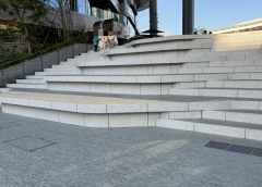 小心!日本高轮车站「大阶梯」太危险 已有民众跌倒受伤