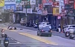 惊险画面曝!八德妇人突穿越马路 骑士闪避不及撞上惨摔