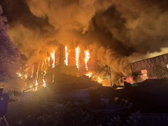 惊人恶火照曝光!五股旧衣工厂火警 烧毁逾5600平方公尺