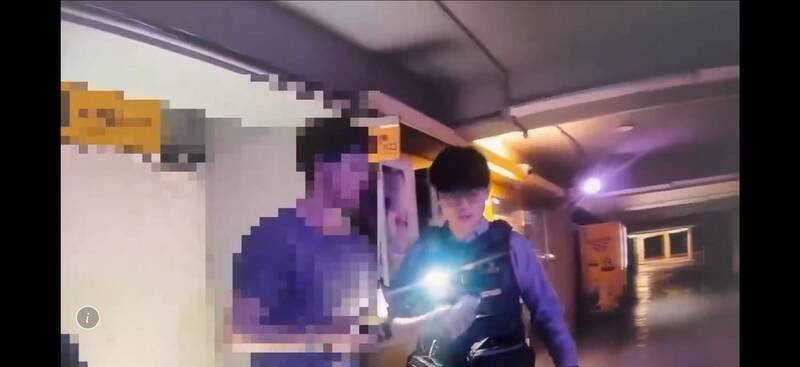 警方将涉嫌行窃威士忌的英籍男子逮捕，带返派出所侦办。（记者邱俊福翻摄）