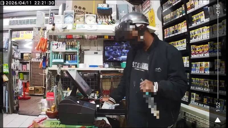 男子持刀威胁五金行店员，抢走1万多元现金。（记者蔡清华翻摄）