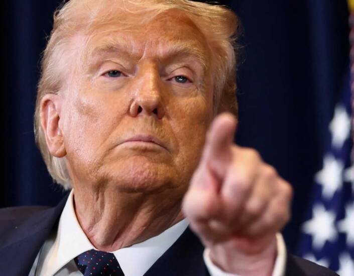 川普下令封锁荷姆兹海峡，并拦截支付伊朗保护费船只。（彭博）