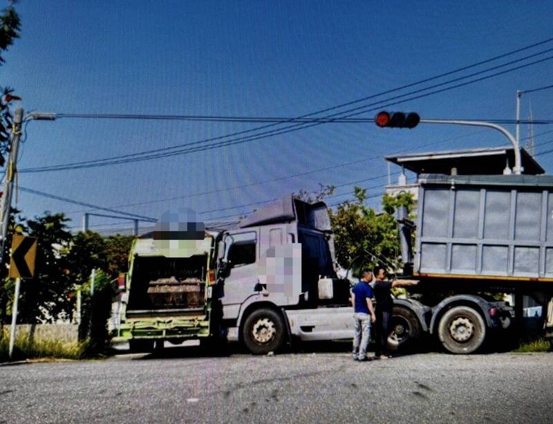 官田区发生曳引车追撞垃圾车的事故，所幸无人受伤。（民众提供）