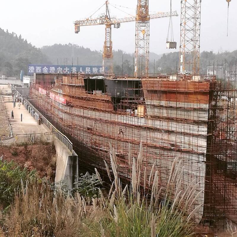 中国四川省「七星能源投资集团」负责人苏绍俊，想打造建造1艘与「铁达尼号」原尺寸相同的复制品，却在今年3月宣告破产，留下一堆烂摊子和债务，成为中国过度投资的象征。（撷取自社群网站Reddit）