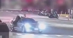 影像曝光！休旅车疑违规右转酿祸 机车骑士撞击飞趴车顶受伤