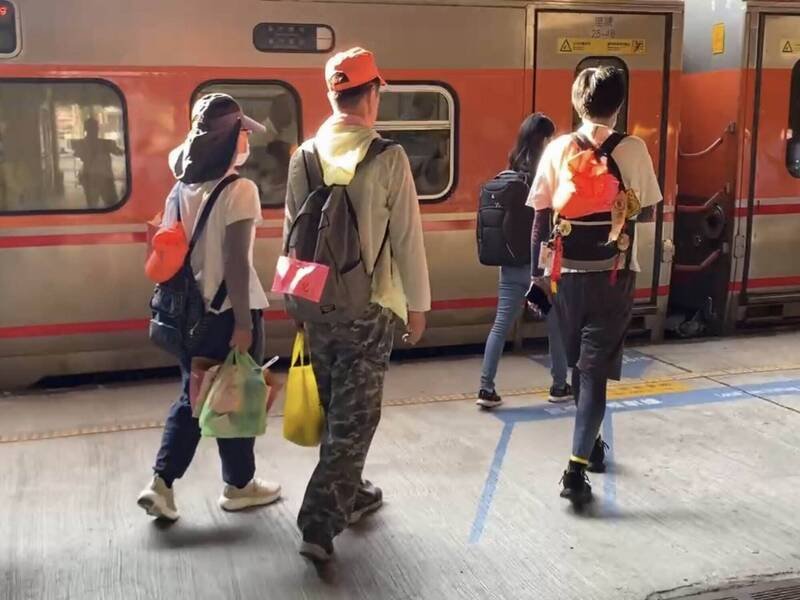 彰化火车站涌入不少参加白沙屯妈祖进香的香灯脚。（图由民众提供）