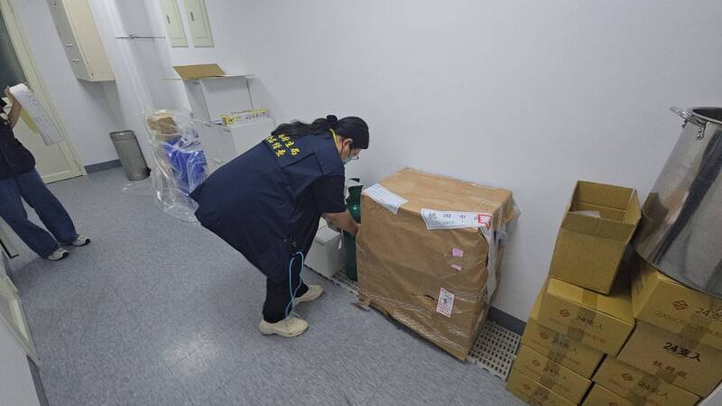桃园地检署本月10日会同桃市府卫生局、卫生福利部食品药物管理署搜索，现场查获逾期原料、半成品及成品共47项、总计325.67kg。（桃园市卫生局提供）