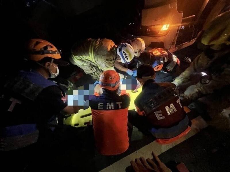 台84线麻豆路段发生连环撞，消防队员现场救人，紧急送医。（民众提供）