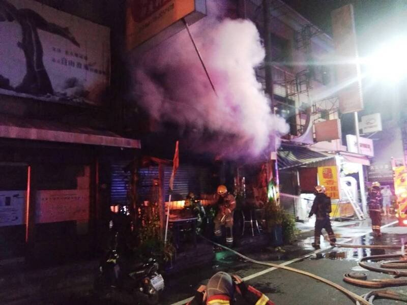 永康印度料理餐厅火警，消防队全力灌救。（民众提供）